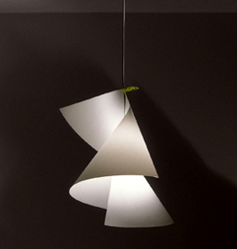 Willy Dilly Pendelleuchte von Ingo Maurer: Moderne Hängelampe mit drei weißen, spiralförmigen Lampenschirmen für stimmungsvolle Beleuchtung.