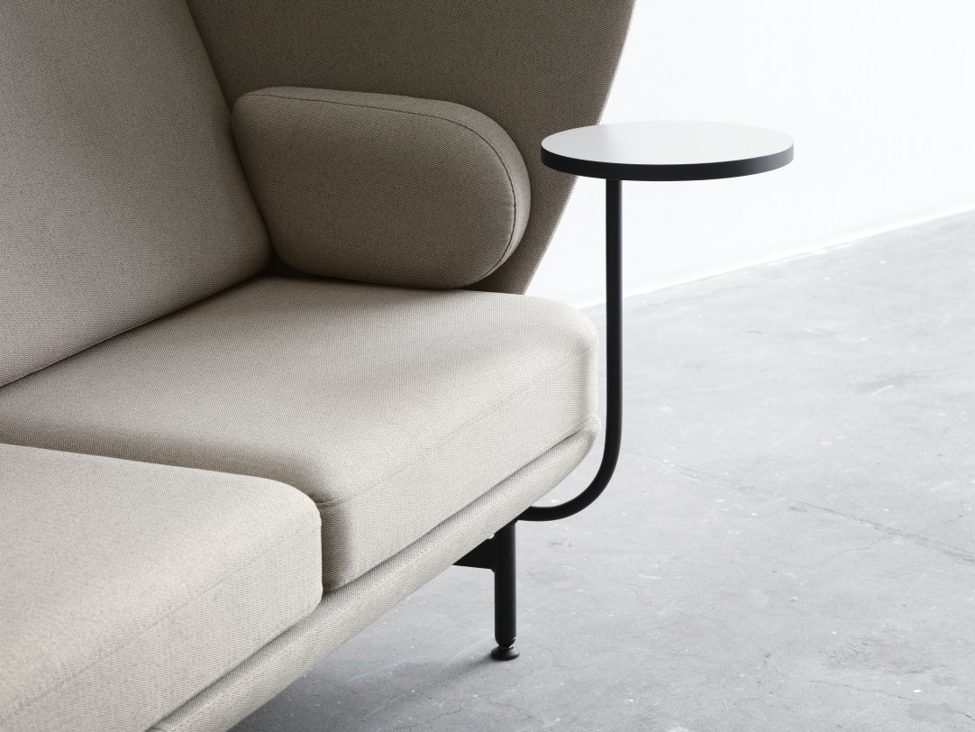 Detailaufnahme: Fritz Hansen Plenum Sofa mit Beistelltisch, hellgrauer Stoffbezug.