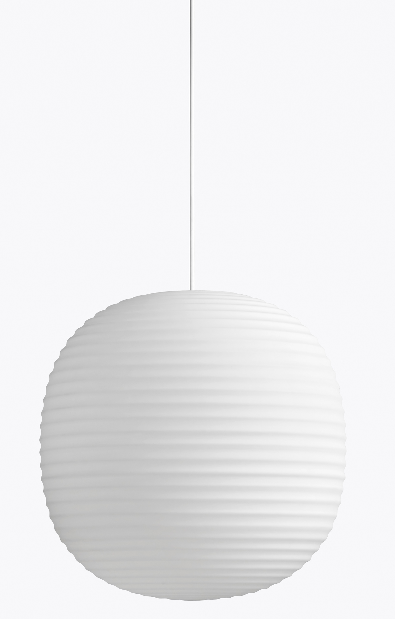 Weiße Lantern Pendelleuchte von New Works, runde Hängelampe mit gerippter Oberfläche.