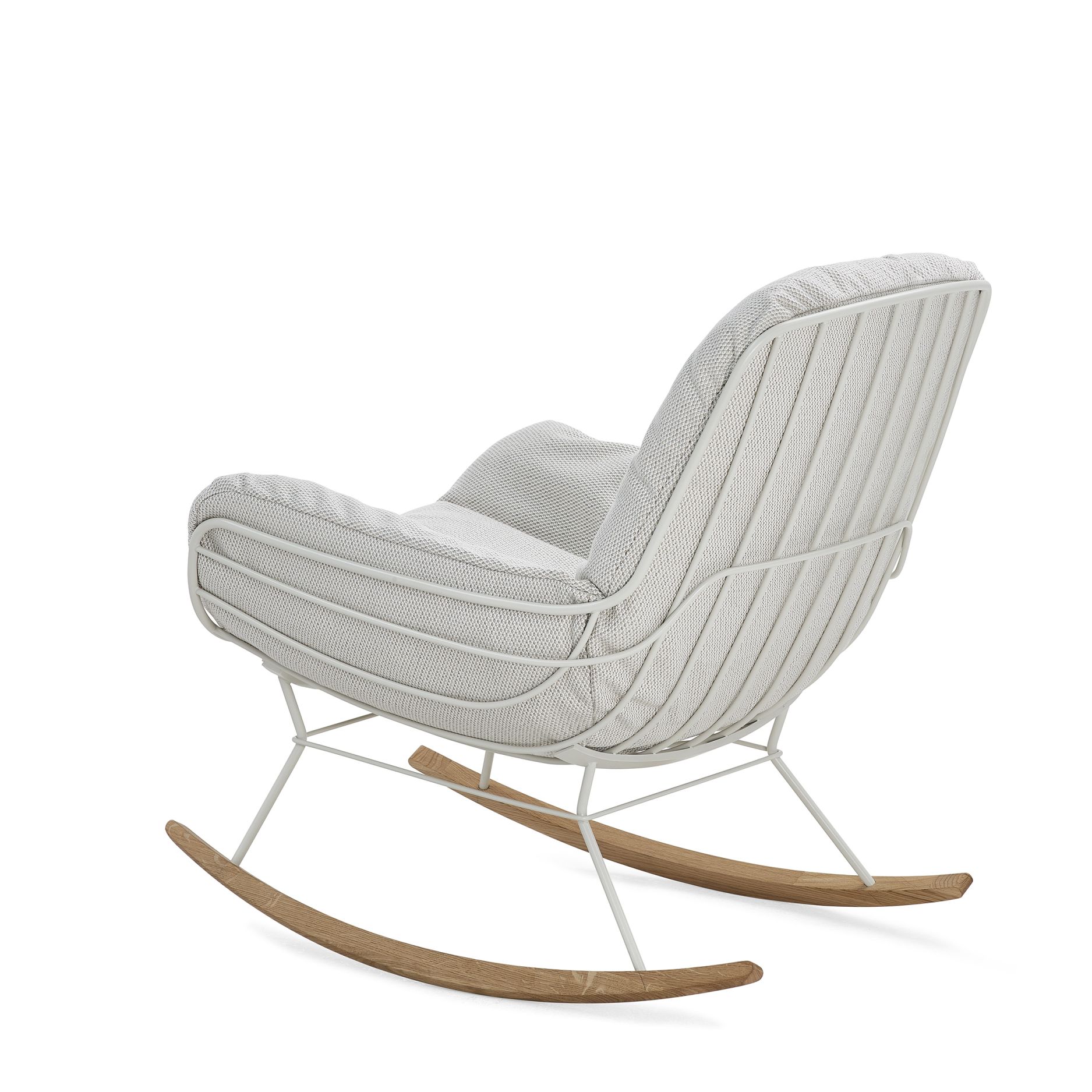 Leyasol Lounge Schaukelstuhl von Freifrau Manufaktur, weiße Metallstruktur mit grau-weißem Stoffbezug und Holzschaukelkufen.