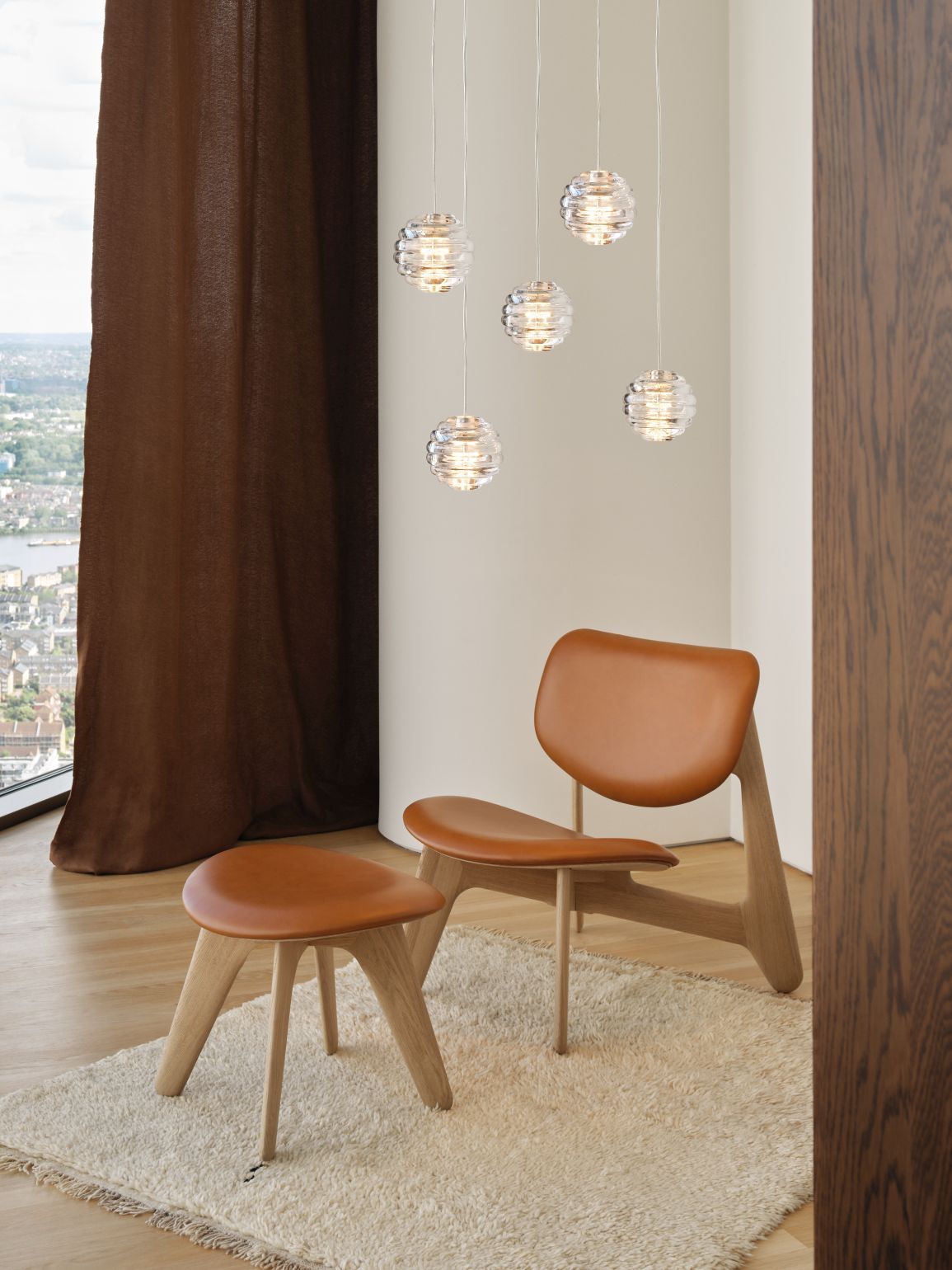 Fünf Press Mini Pendelleuchten Sphere von Tom Dixon über einem Sessel und Hocker.