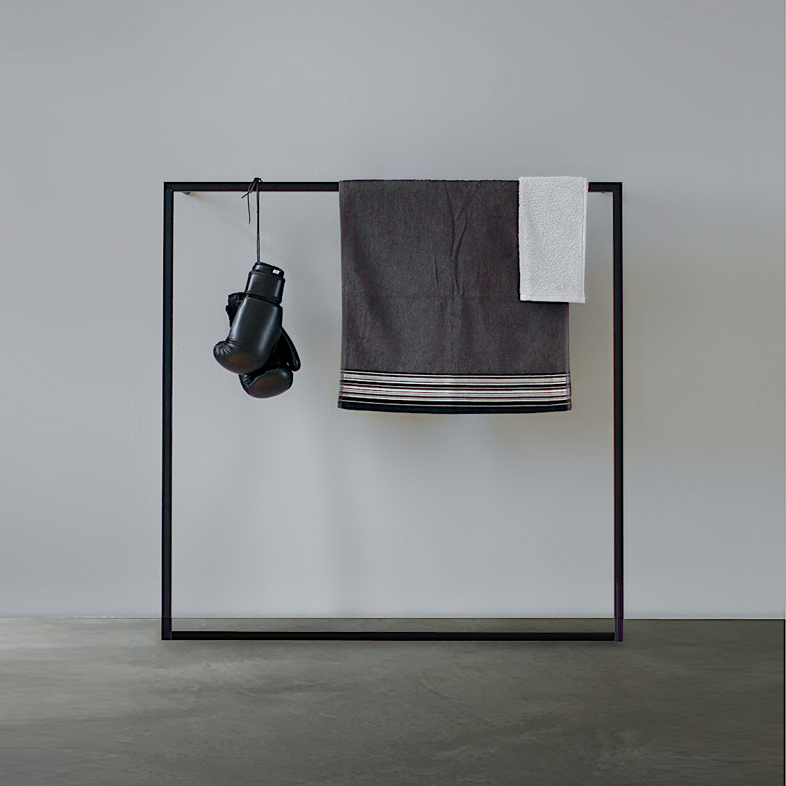 Little Leano Stummer Diener: Schwarzer Rahmen mit Handtüchern und Boxhandschuhen, moderne Schlafzimmer Ablage.