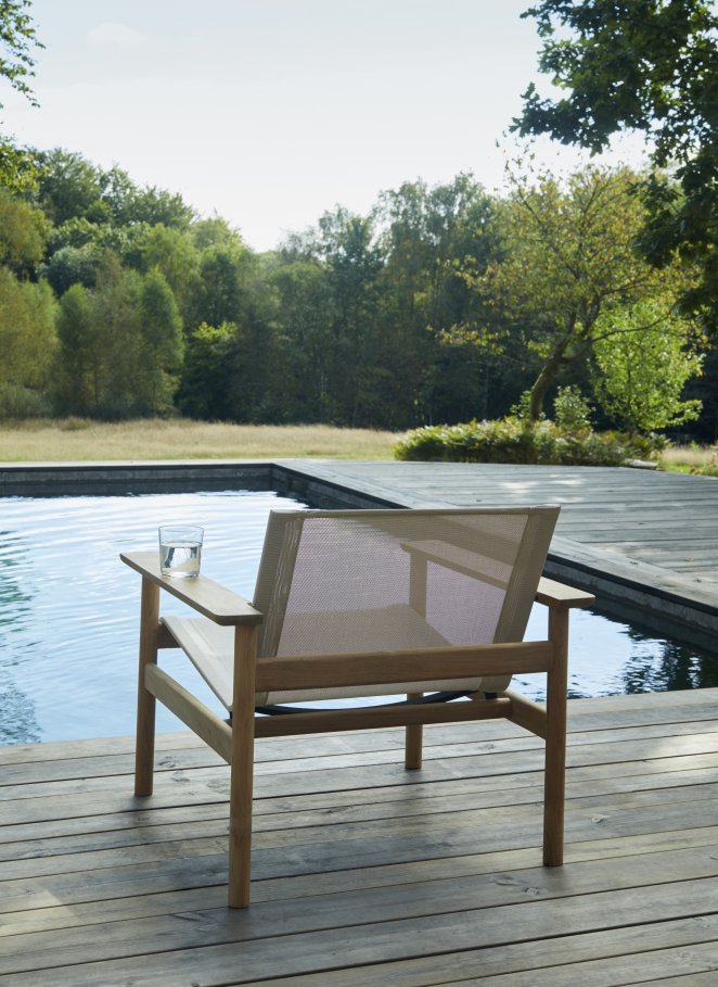 Pelagus Lounge Chair von Skagerak: Gartenmöbel Sessel aus Teakholz am Pool.