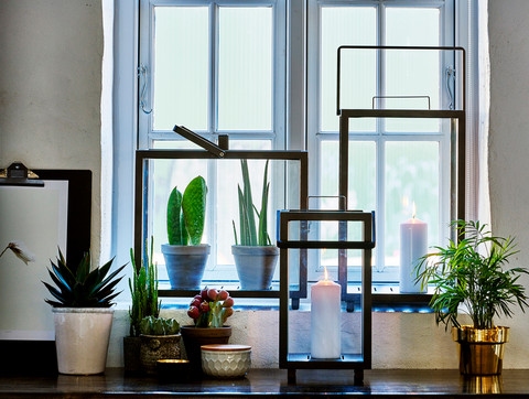 Lighthouse Laterne von Cane-Line aus Aluminium, Mini-Design, mit Kerzen und Pflanzen dekoriert.