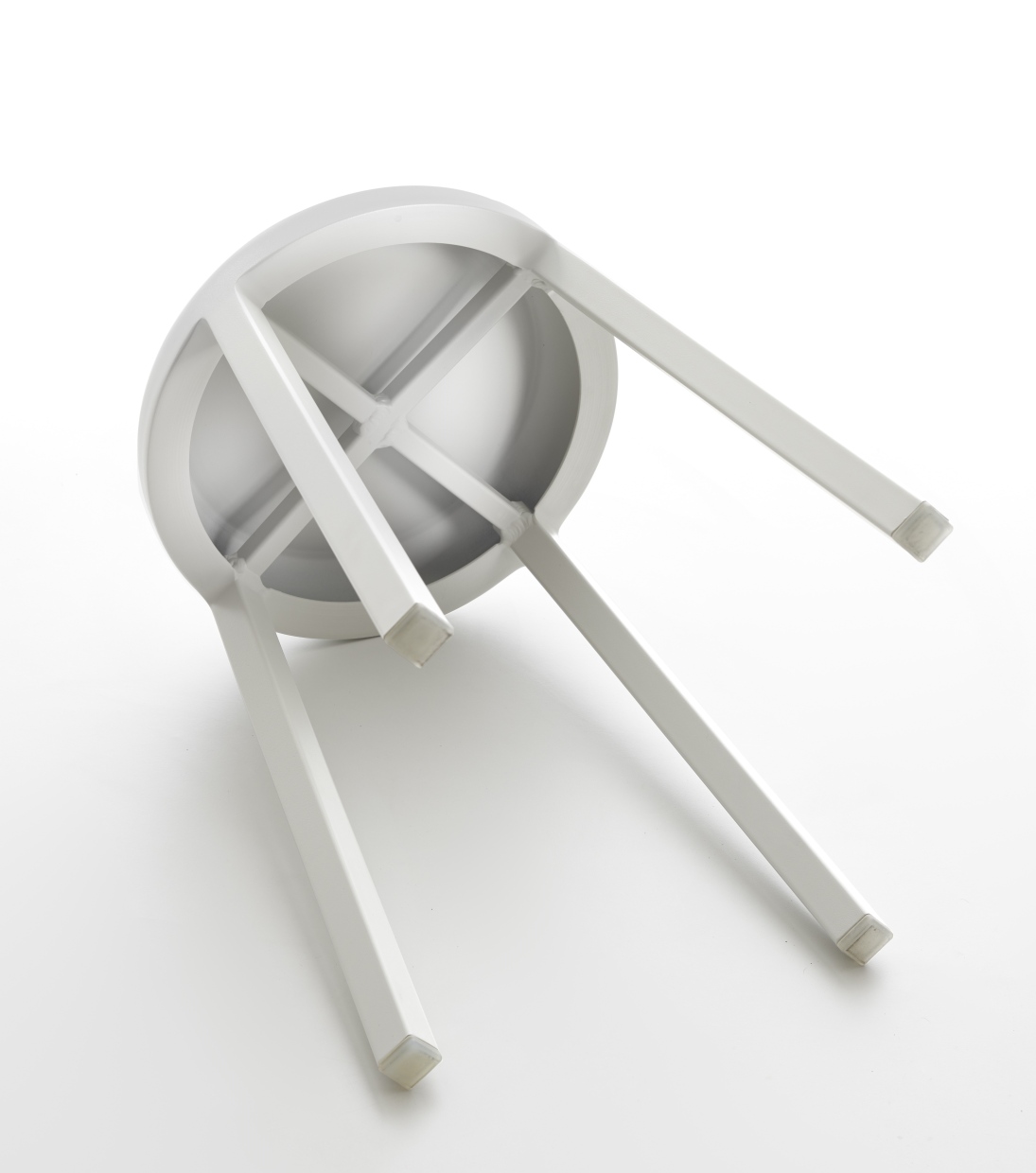 Ansicht von unten des Za Stool Hocker von Emeco, aus poliertem Aluminium, minimalistisches Design.