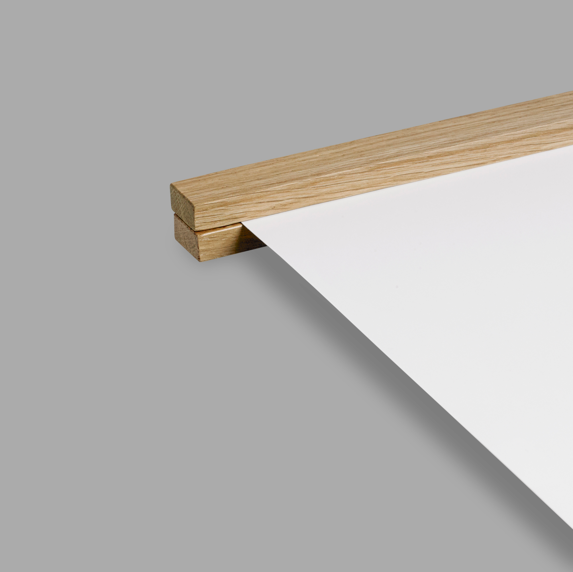 Detailaufnahme des Paper Collective Posters "Folded Hands" mit Holzaufhängung. Kunstdruck für moderne Wandgestaltung.