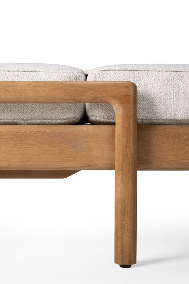 Detailaufnahme der Ethnicraft Jack Outdoor Liege mit hellen Kissen und Teakholzrahmen.