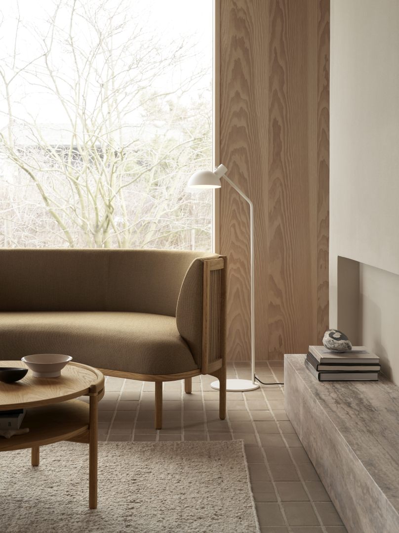 RF1905 Sideways Couchtisch von Carl Hansen & Søn neben einem Sofa und einer Stehlampe.