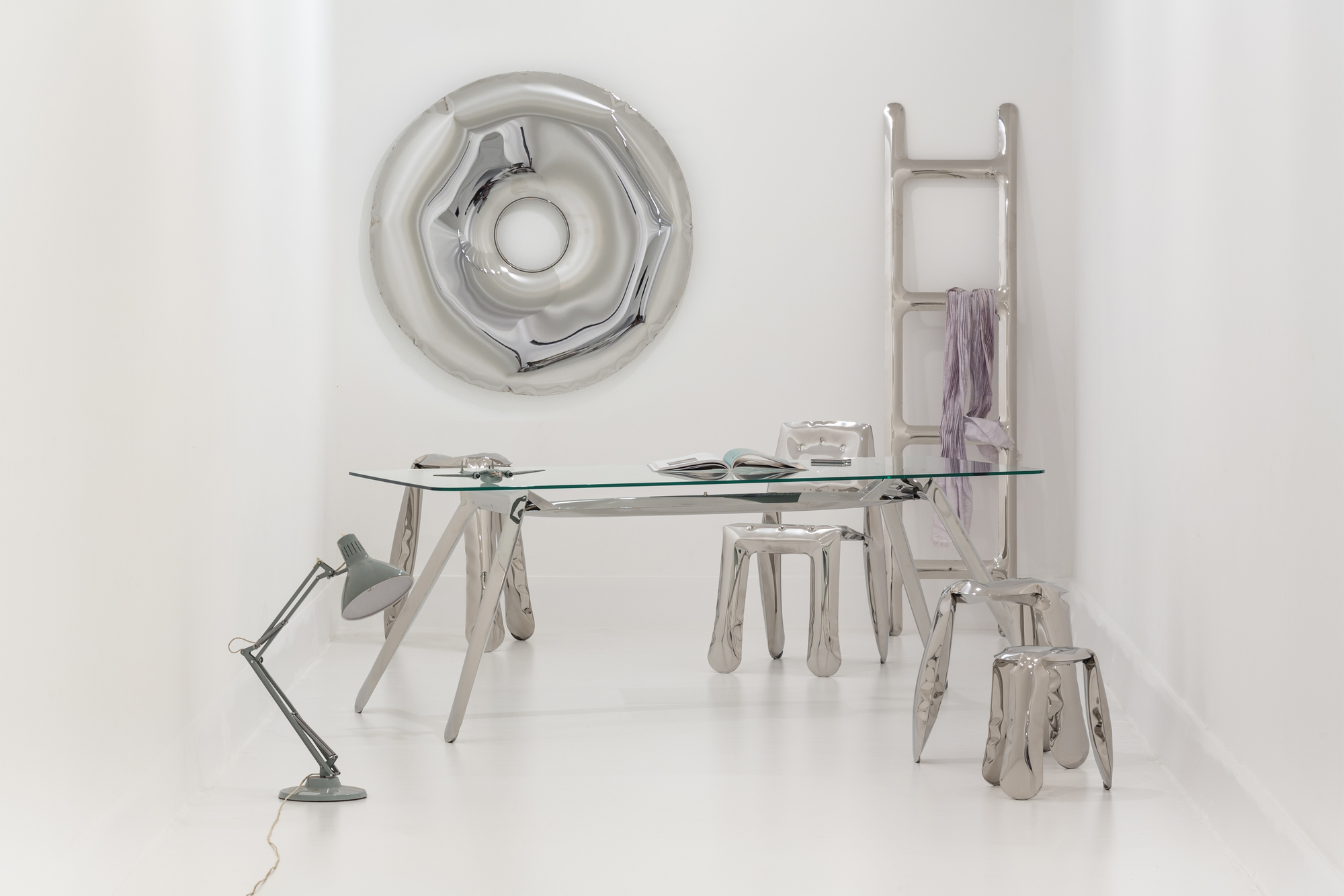 Rondo Spiegel von Zieta, 95 cm Durchmesser, runder Wandspiegel aus poliertem Stahl.