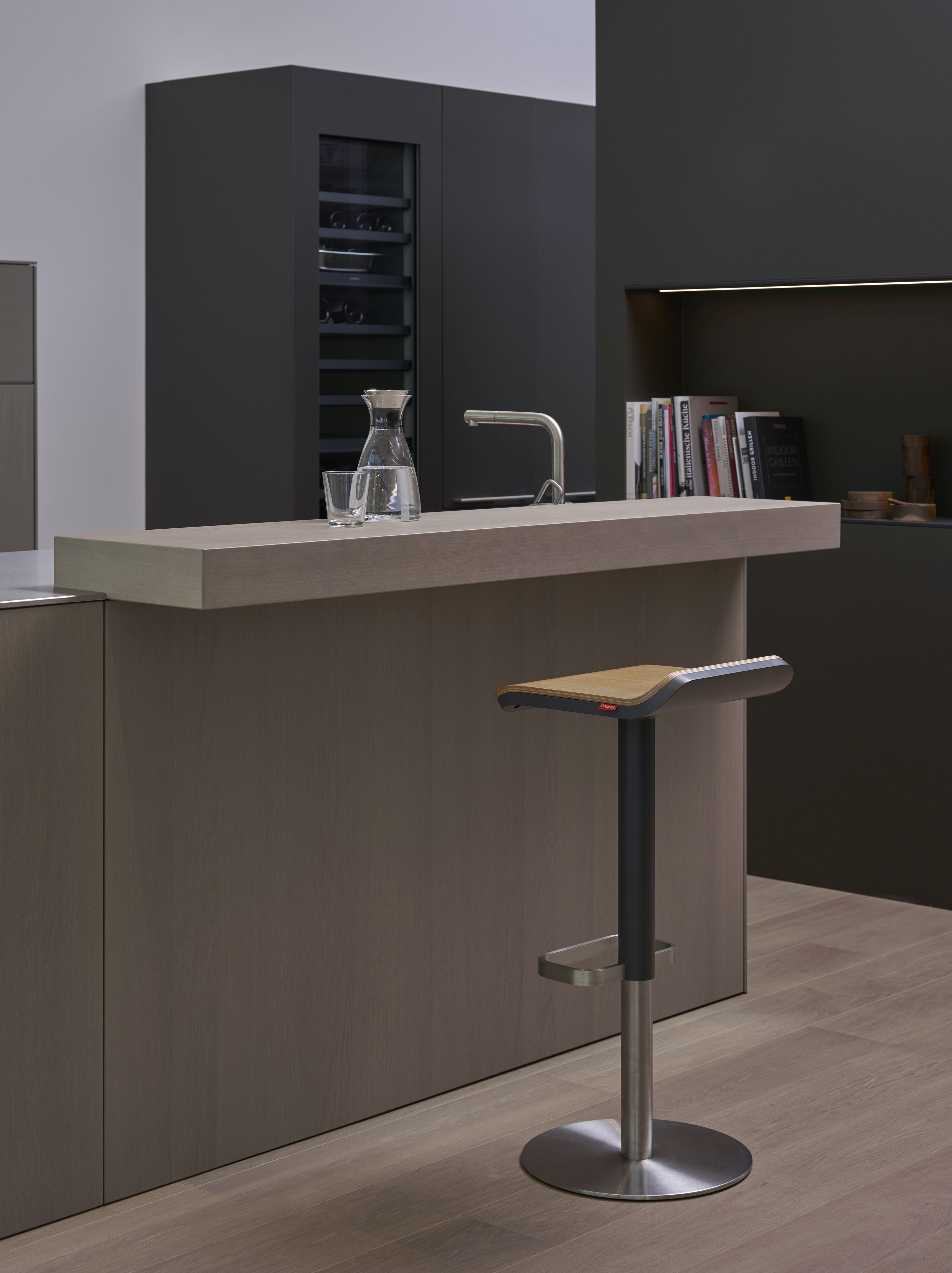 ED Barhocker von Moree: Höhenverstellbarer Hocker mit Eiche Sitz, Edelstahlgestell und anthrazitfarbenen Elementen.