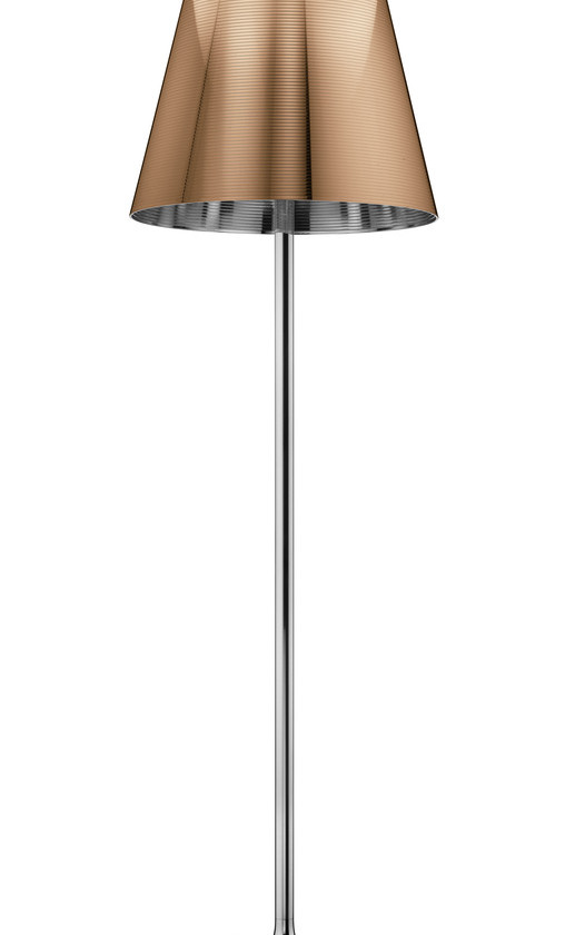 Ktribe Stehleuchte von Flos mit Kupferfarbenem Schirm und verchromtem Fuß für Wohnzimmer und Schlafzimmer.