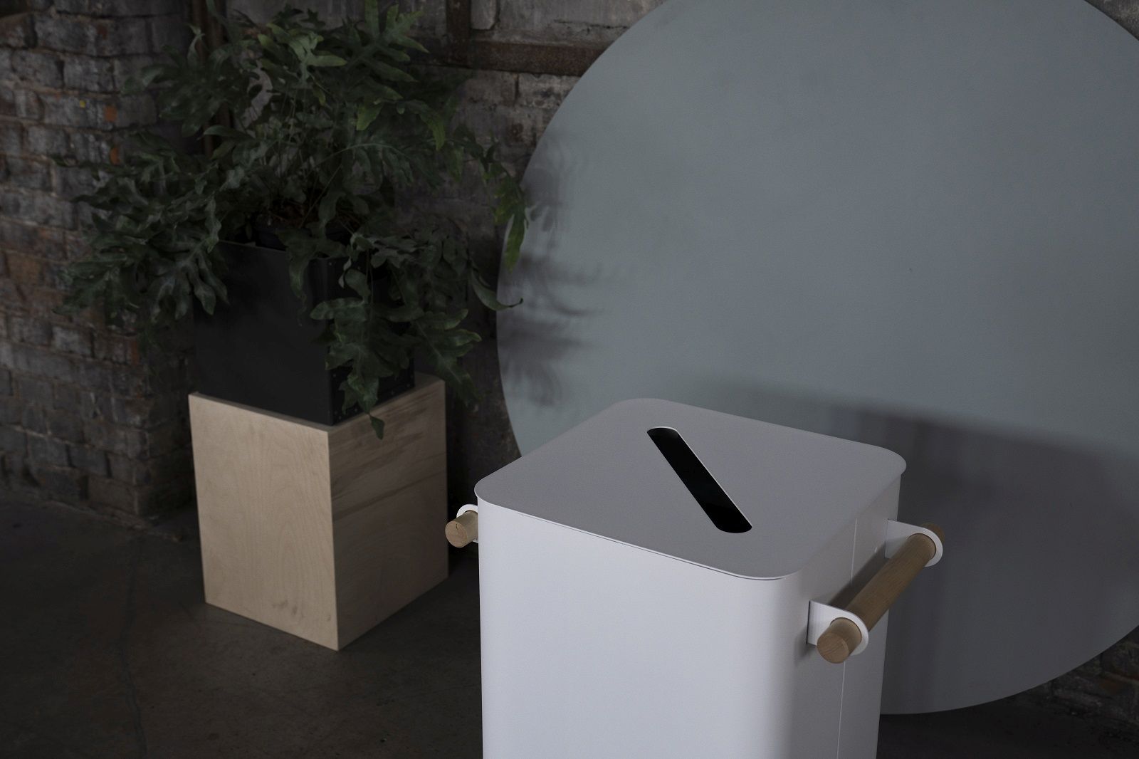 Weißer Arkiv Bin Mülleimer für Mülltrennung mit Holzgriffen, modernes Design für Büro und Zuhause.