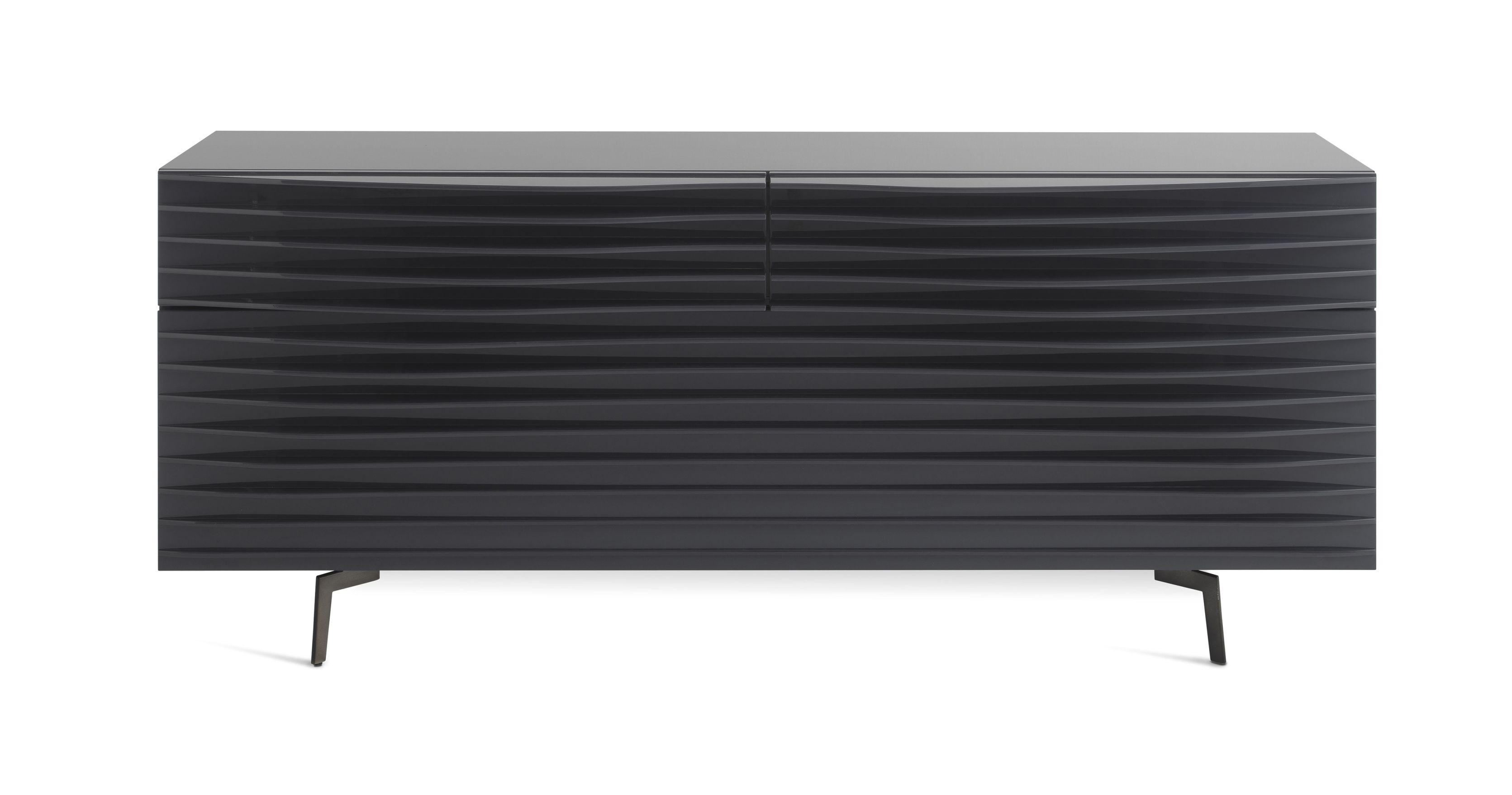Schwarze Tide Anrichte von Casamania Horm mit horizontalen, wellenförmigen Linien und schlanken Füßen für modernes Wohnen.