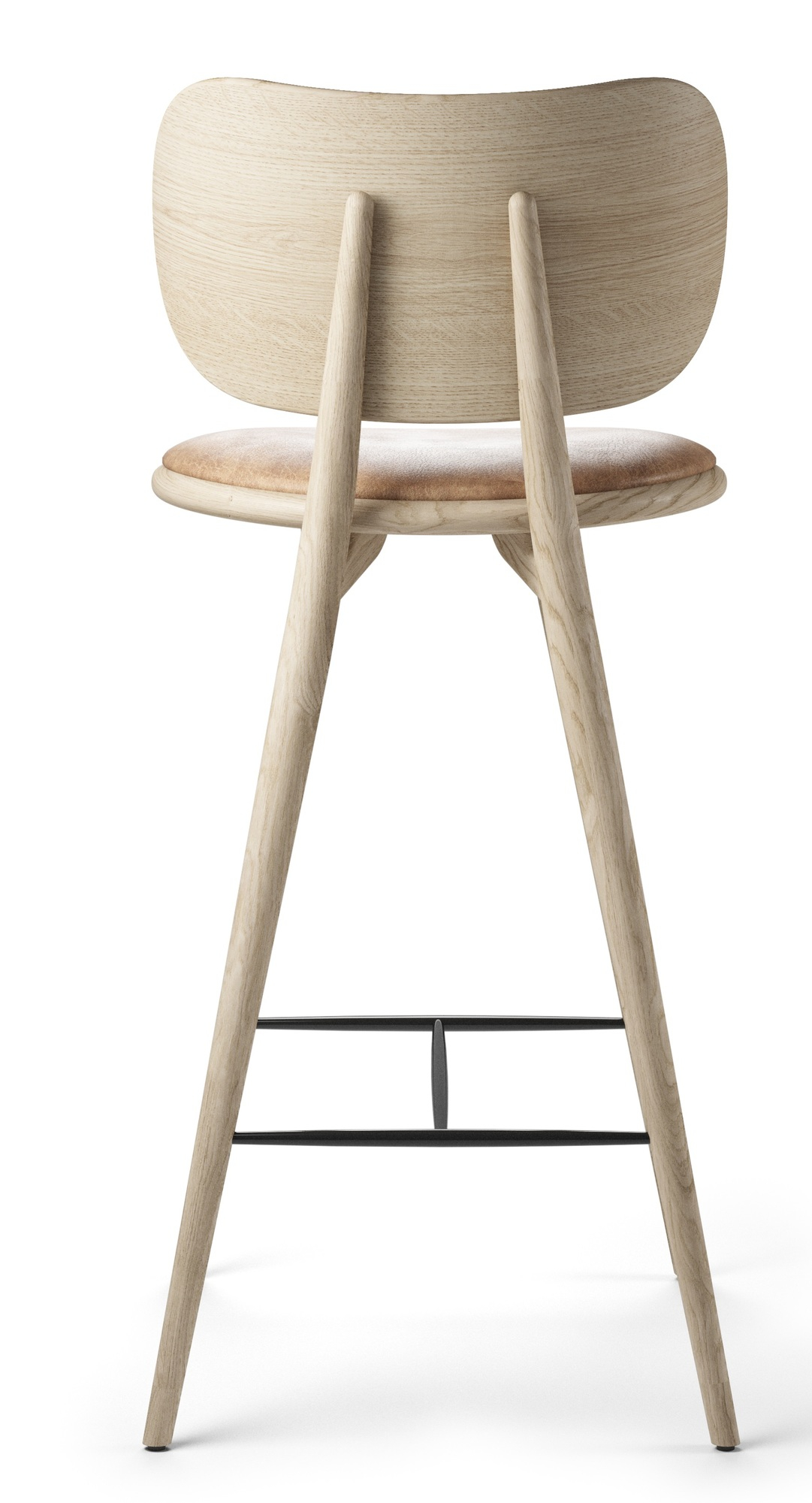 Rückansicht des Barhockers Mater aus Eiche natur mit Rückenlehne und Fußstütze.