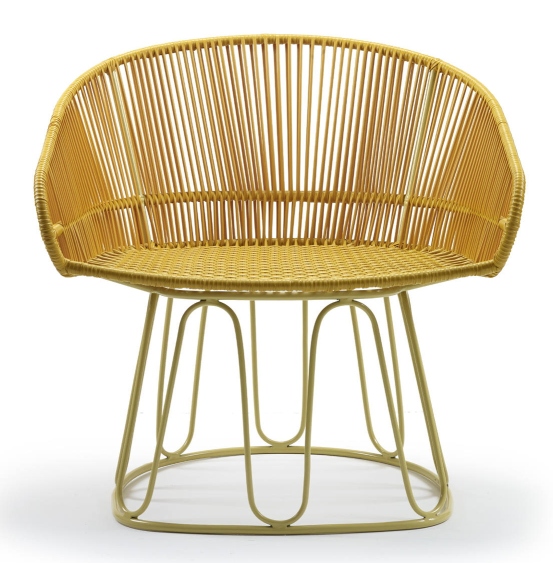 Honiggelber Circo Lounge Chair: Outdoor Sessel aus Rattan mit filigranem Metallgestell.