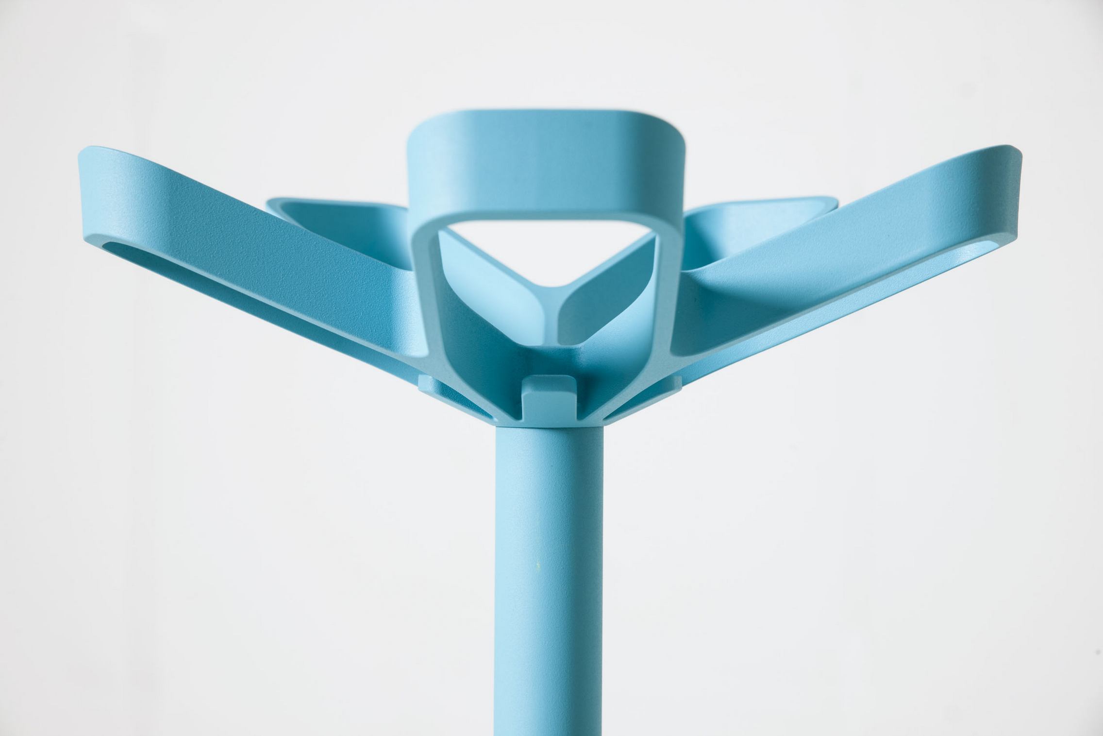 Detailaufnahme der blauen Flower Garderobe von Cascando, ein moderner Schirmständer und Kleiderständer.