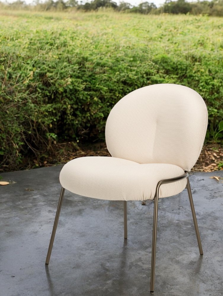 Nana Outdoor Chair von Freifrau Manufaktur: Beiger Stuhl mit Metallbeinen für den Garten.