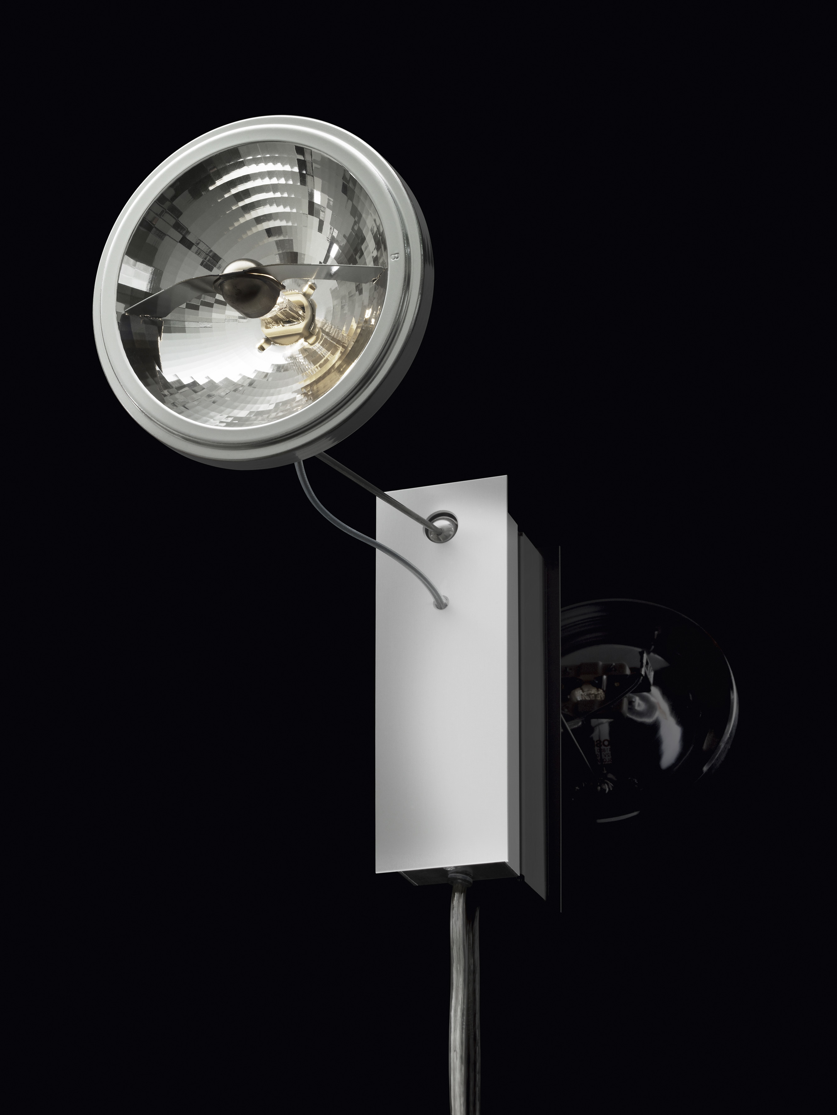 Use Me W. Spot Wandleuchte von Ingo Maurer, silberne Wandlampe mit rundem, verstellbarem Spotkopf.