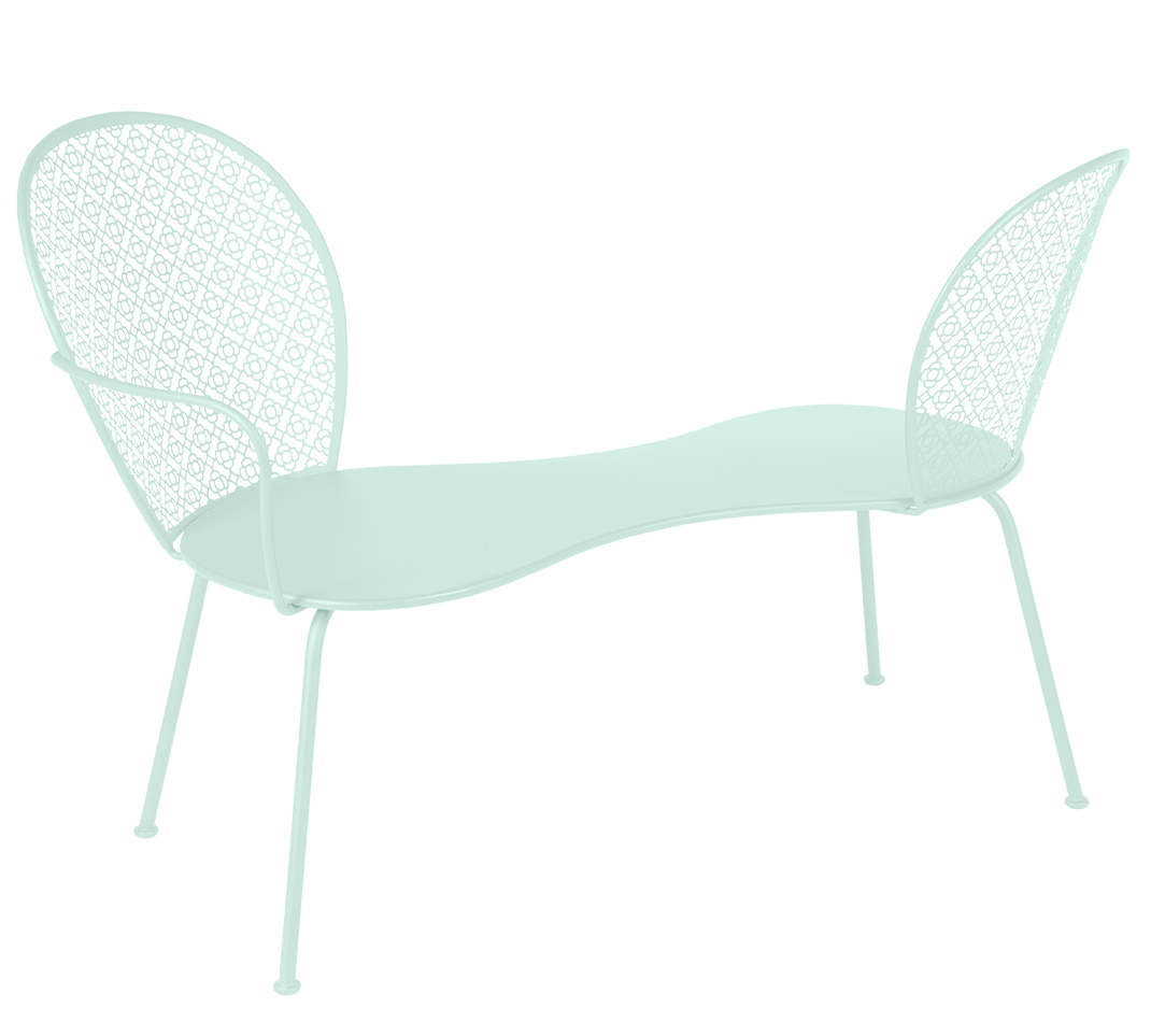 Hellblaue Fermob Lorette Gartenbank aus Metall mit filigranem Muster für entspannte Gespräche im Freien.