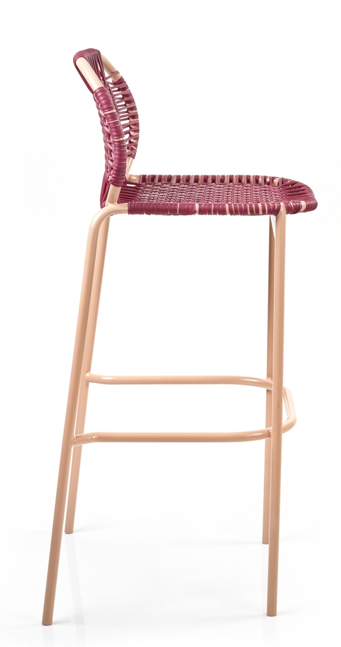 Cielo Barstool in Rot-Pink: Outdoor Barhocker mit geflochtener Sitzfläche und Fußstütze.