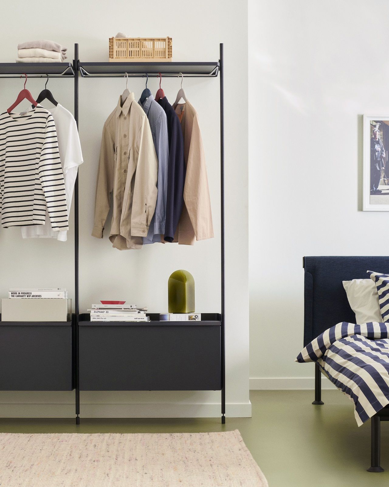 Hay Pier System 1002 Regal mit Kleiderstange und zwei Ablageflächen im Schlafzimmer.