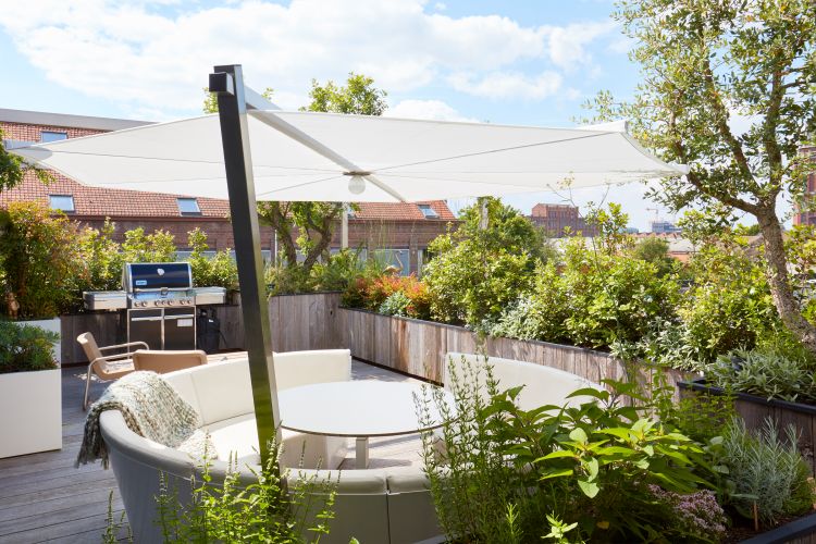 Kosmos Tisch-Sitz-Liege Kombination von Extremis auf einer Dachterrasse mit Grill und Pflanzen.