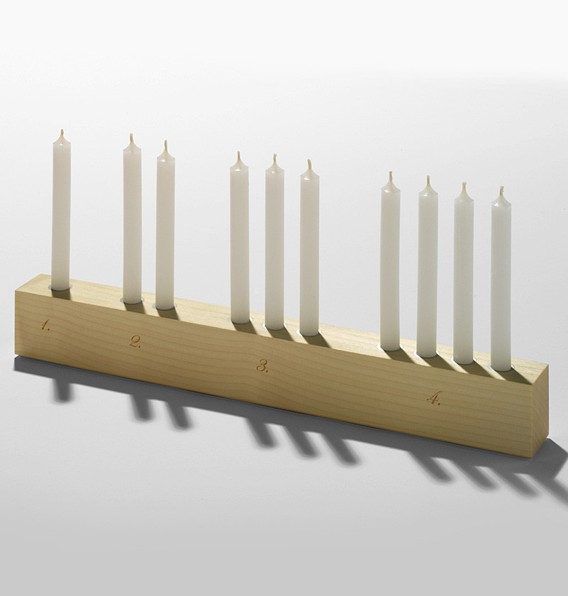 Countdown Candle Holder Adventsleuchter aus Ahorn mit weißen Kerzen für die Adventszeit.