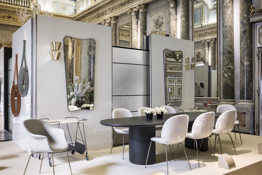 Elliptischer Moon Esstisch von Gubi mit Stühlen in elegantem Ambiente, Fokus auf modernes Tischdesign.