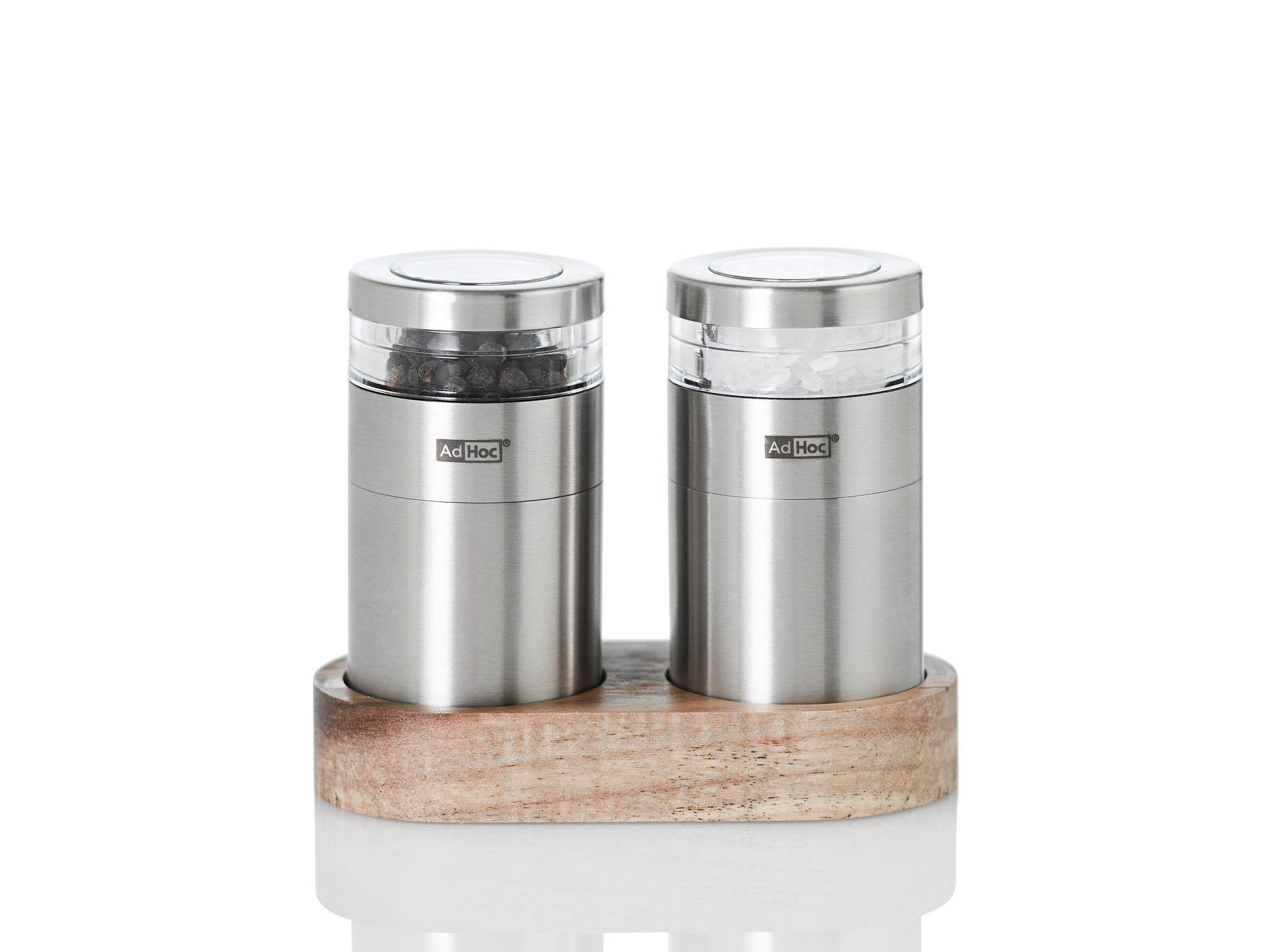 AdHoc Menage Molto: Edelstahl Pfeffermühle und Salzmühle auf Holztablett, gefüllt.
