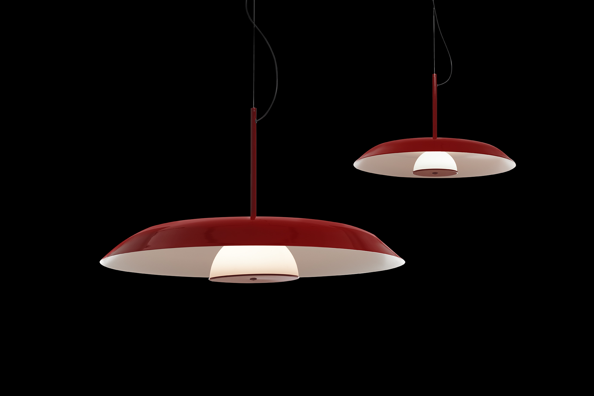 Rote Oluce Iride Pendelleuchte mit Lampenschirm und warmem Licht, modernes Design für Wohnräume.