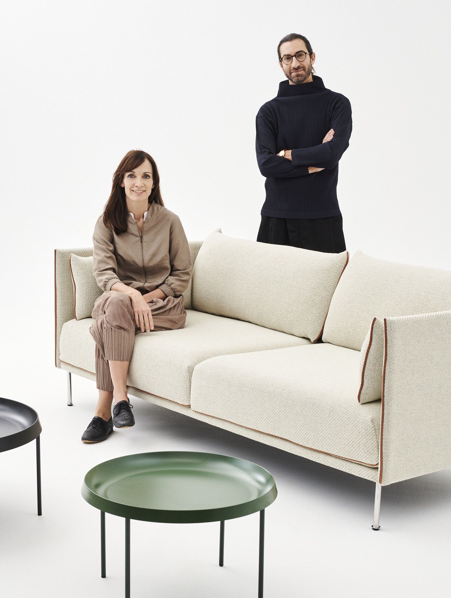 Helles Silhouette Sofa von Hay, 3-Sitzer, mit zwei Personen im Studio. Modernes Design.