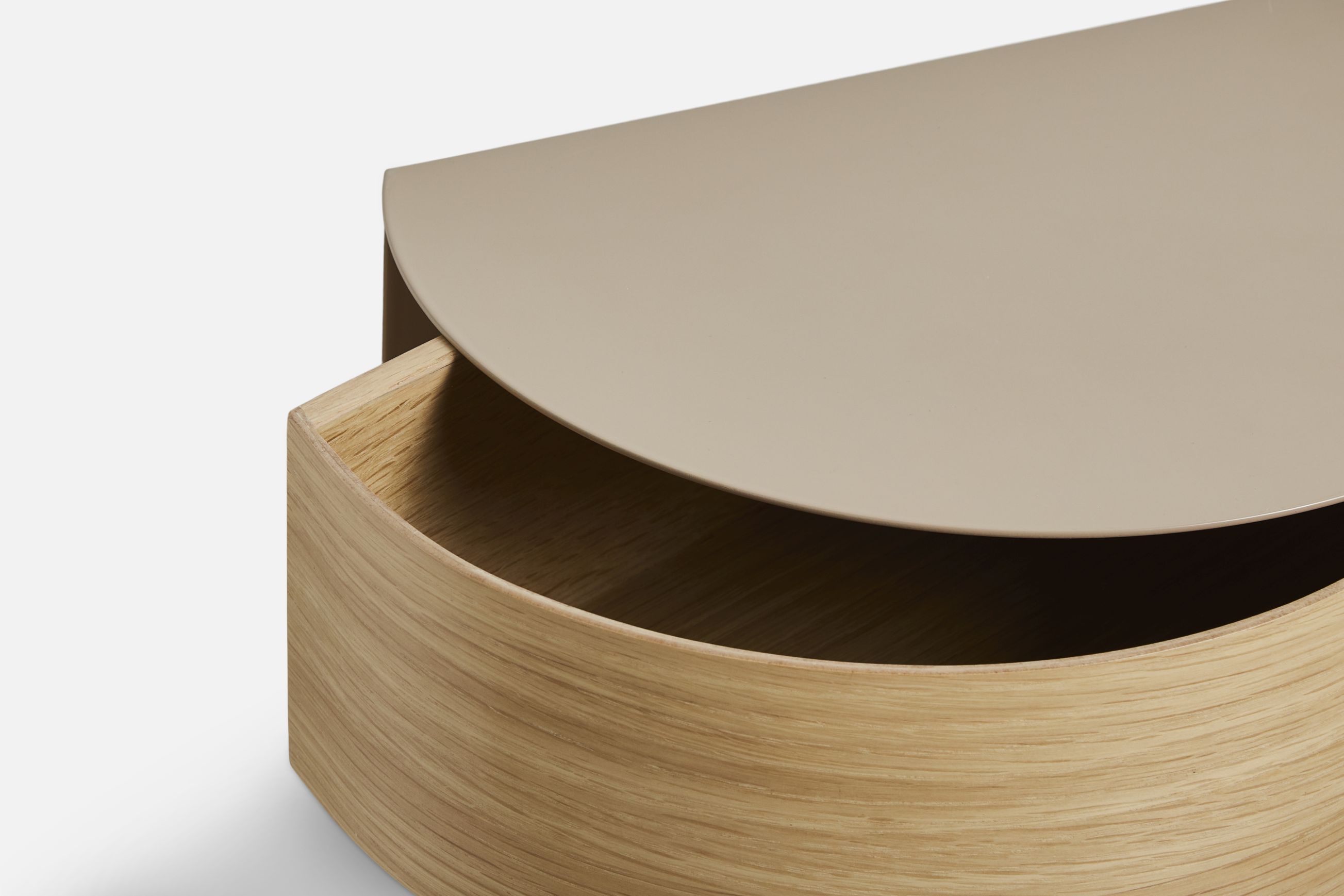 Nahaufnahme der Wallie Wandschublade von Woud in Grau-Beige, modernes skandinavisches Design für stilvolle Wandaufbewahrung.