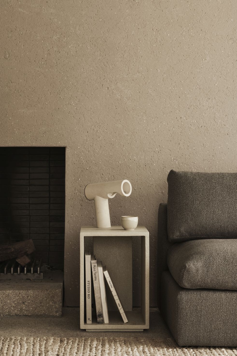 Elements Nachttisch von Ethnicraft: Moderner Beistelltisch aus Holz mit Ablagefach, Lampe und Deko-Schale.