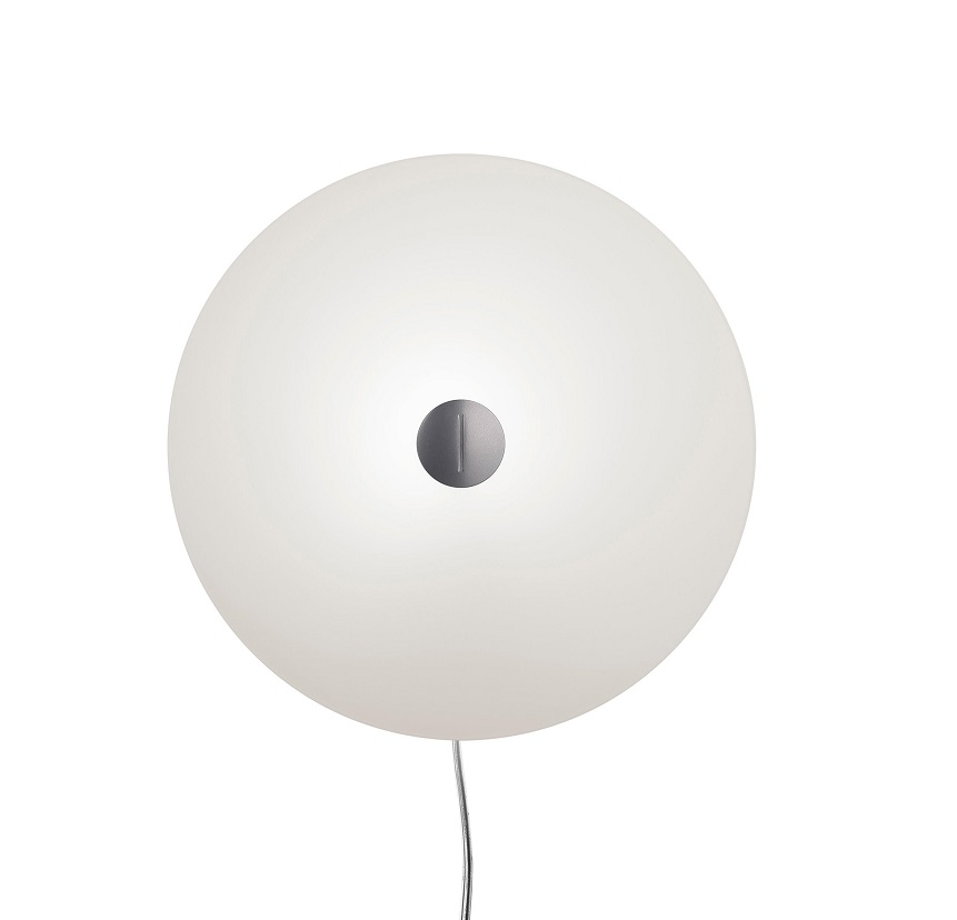 Weiße, runde Bit Wandleuchte von Foscarini mit silbernem Detail in der Mitte.