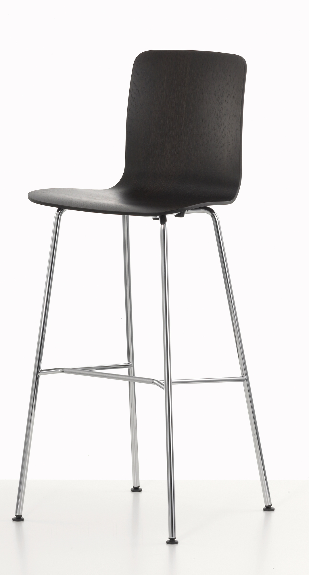 Vitra Hal RE Stool Barhocker in Dunkelholz mit verchromtem Gestell, Ansicht von der Seite.