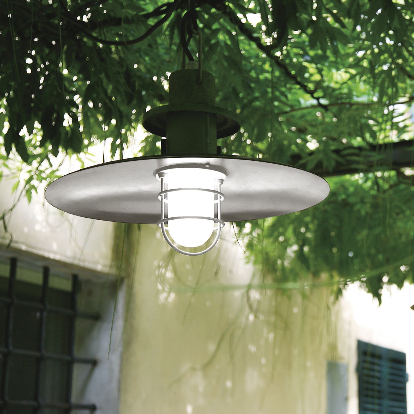 Weiße Polo Outdoor Pendelleuchte von Martinelli Luce, hängend im Garten. Moderne Außenleuchte.