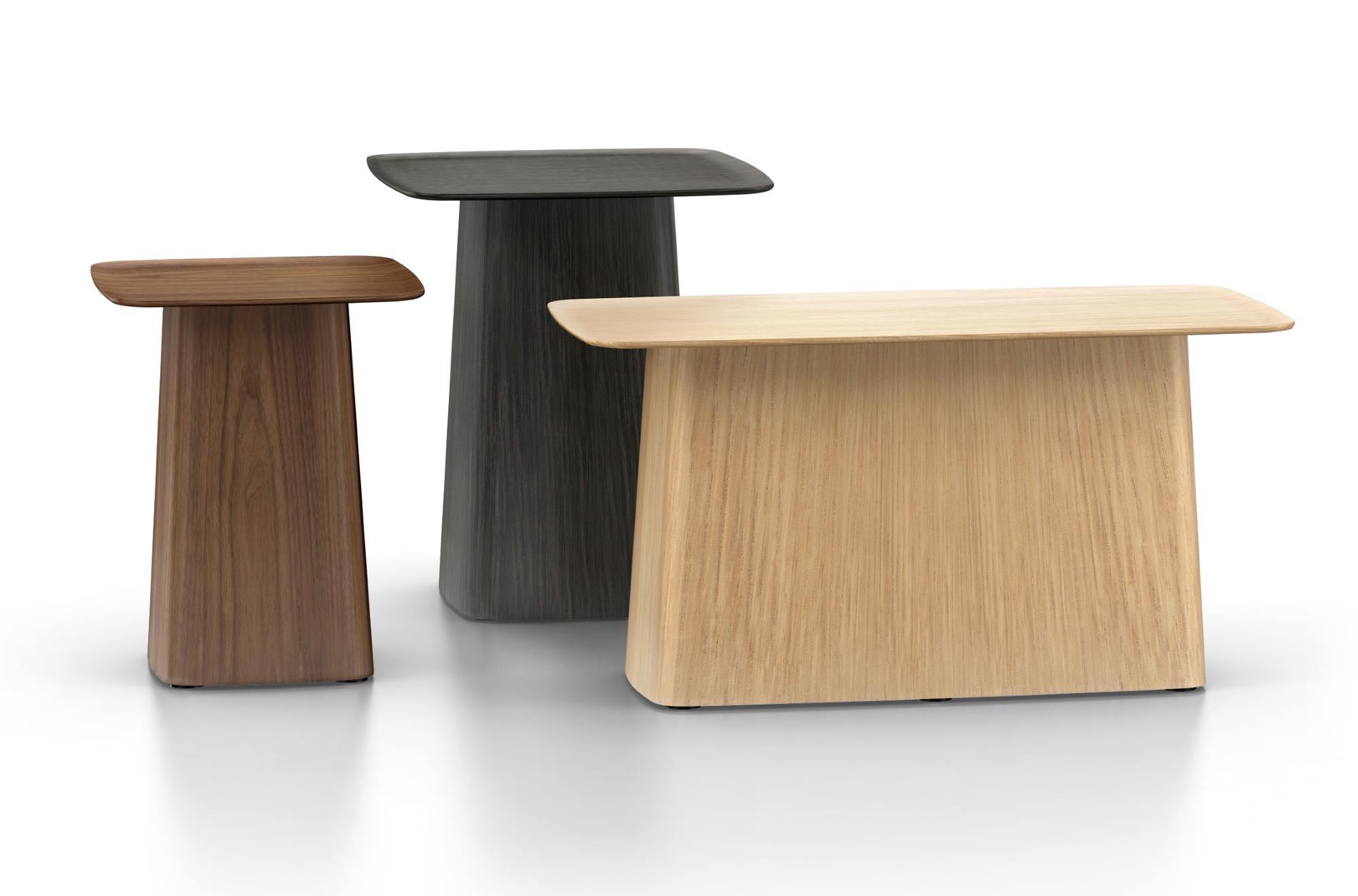 Vitra Wooden Side Table, kleiner Beistelltisch aus Walnussholz und anderen Holzarten, verschiedene Farben.