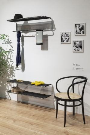 Schuhboard oder Wandablage S 1521 Thonet mit Schuhen, Hut und Schal an einer weißen Wand.