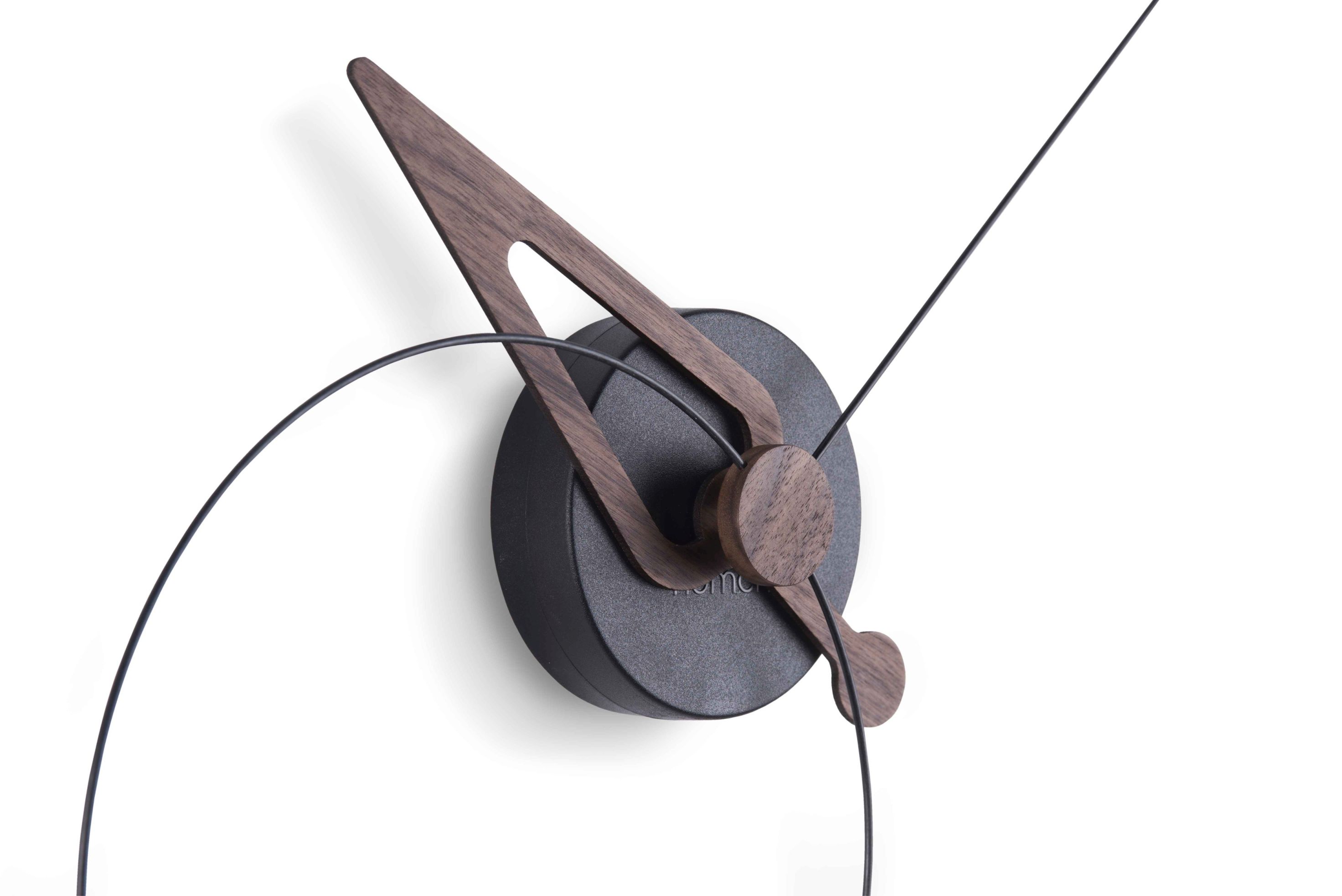 Detailaufnahme der Nomon Pico Wanduhr in Walnuss und Schwarz, modernes Design für Wohnzimmer und Büro.