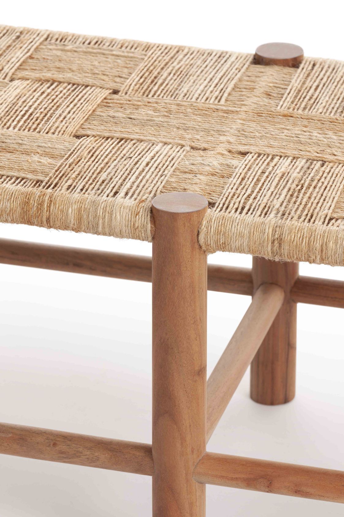 Detailansicht der Roots Bank mit geflochtener Sitzfläche und Holzgestell.