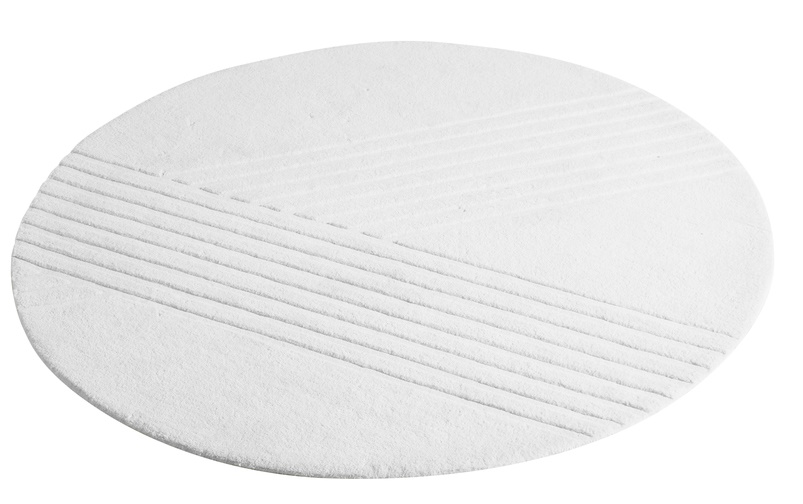 Runder, weißer Kyoto Teppich von Woud (Ø 200 cm) mit dezentem, linearem Muster.