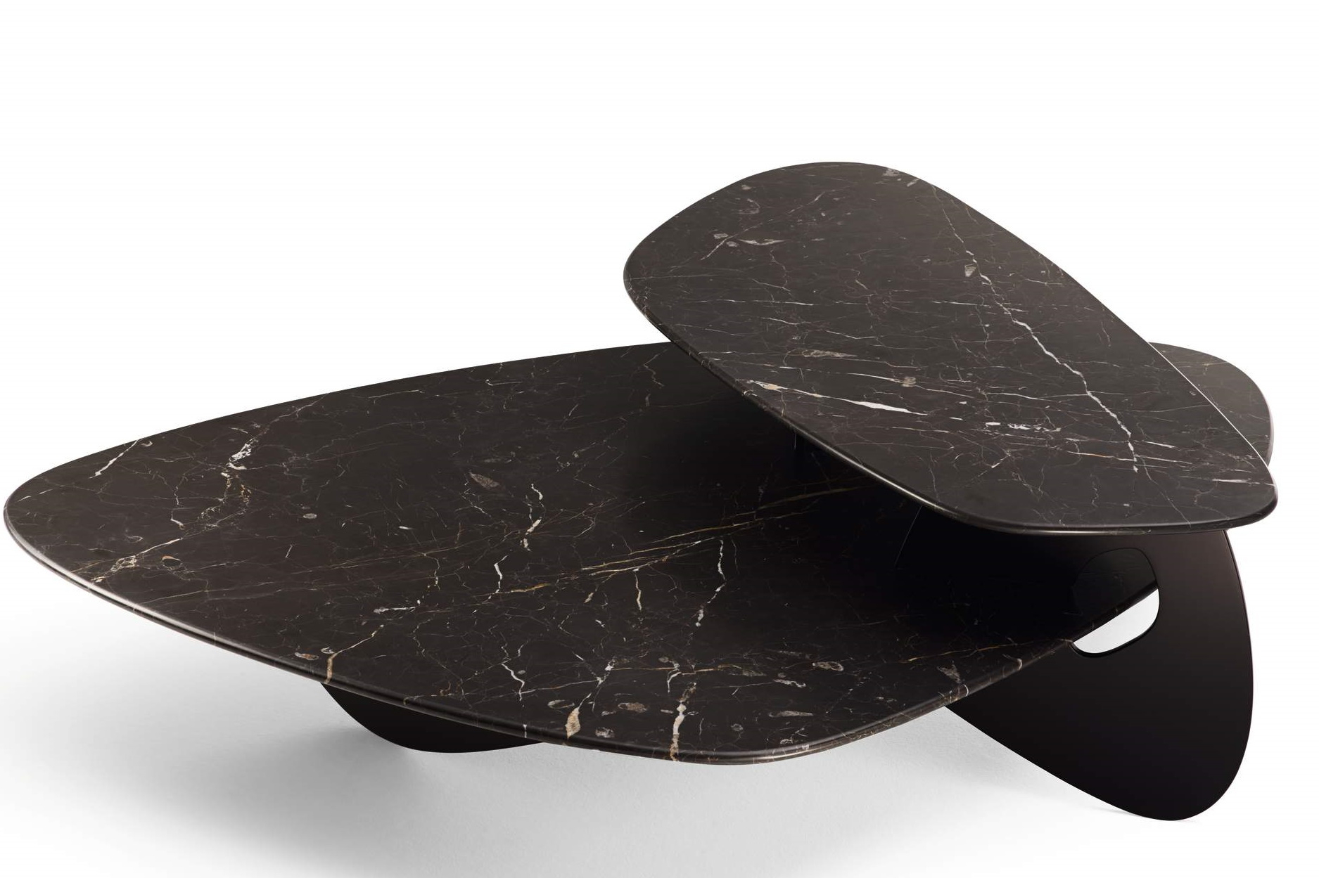 Moderner Walter Knoll Couchtisch Tama mit schwarzer Marmorplatte und einzigartigem Design.