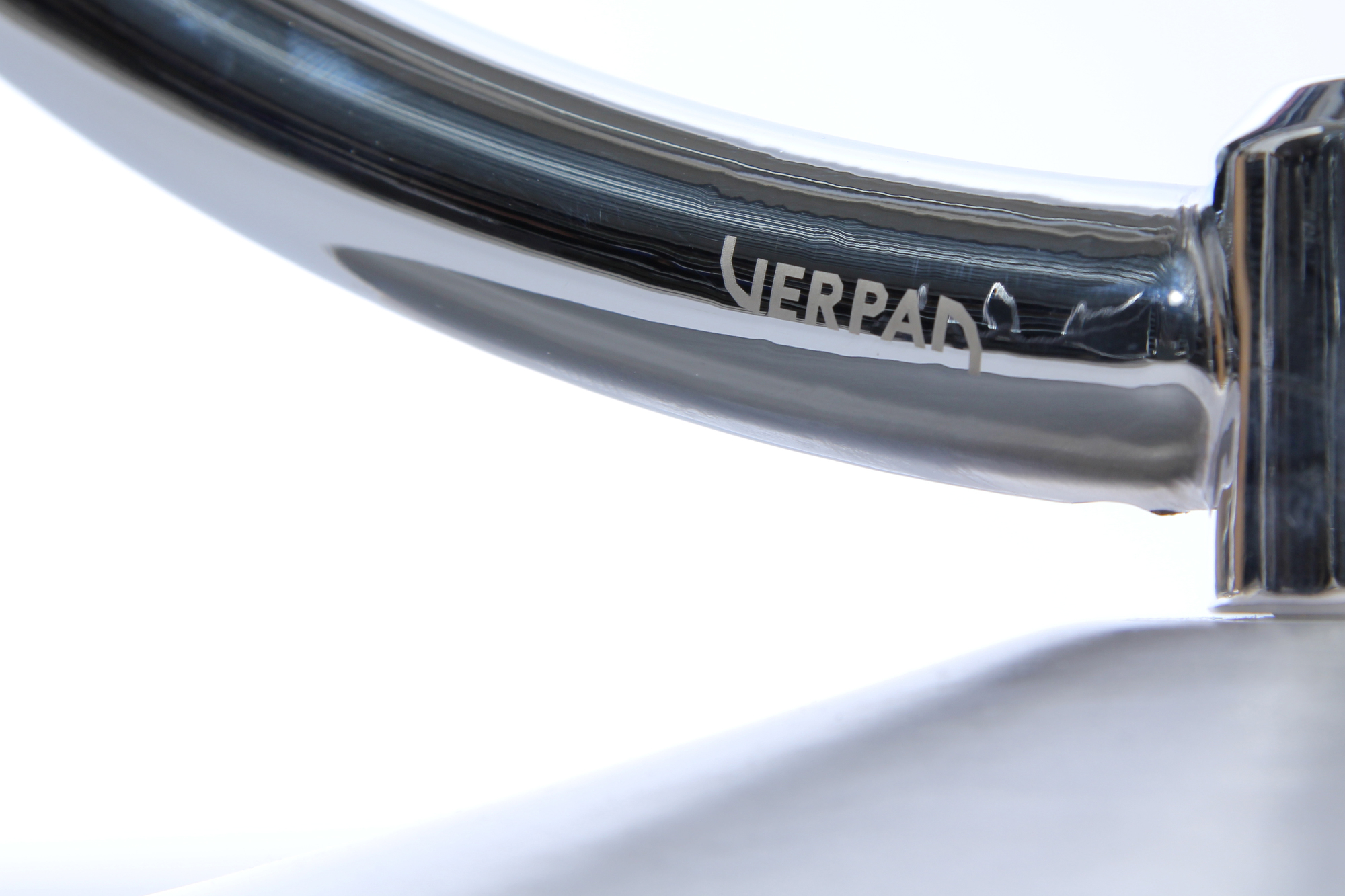 Detailaufnahme des Verpan System 1-2-3 Spiegels mit Chromgestell und Verpan Logo. Designklassiker für modernes Wohnen.