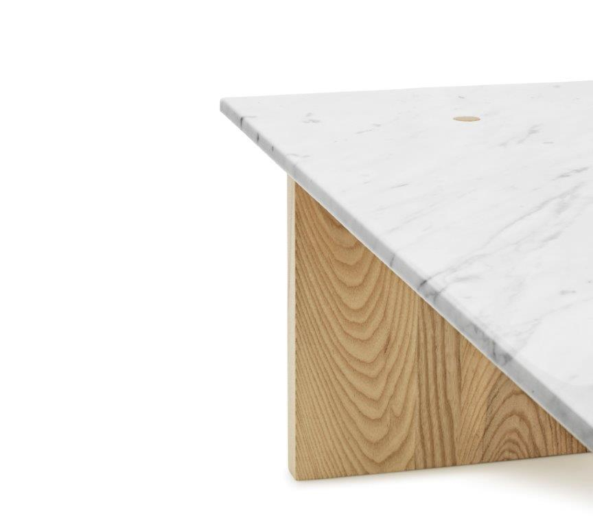 Detailaufnahme: Normann Copenhagen Solid Table Couchtisch mit Marmorplatte und Holzfuß.