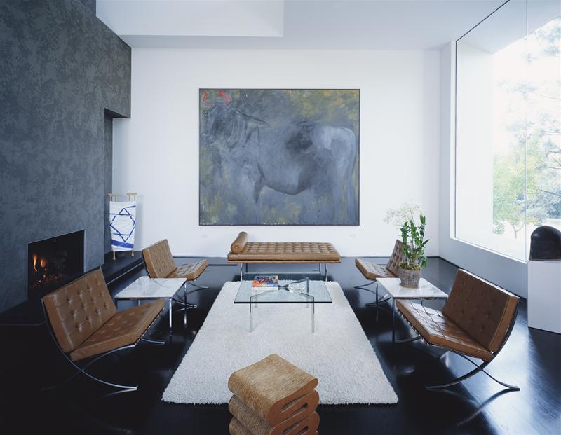 Helles Wohnzimmer mit Barcelona Liege und Sesseln von Knoll International in braunem Leder.