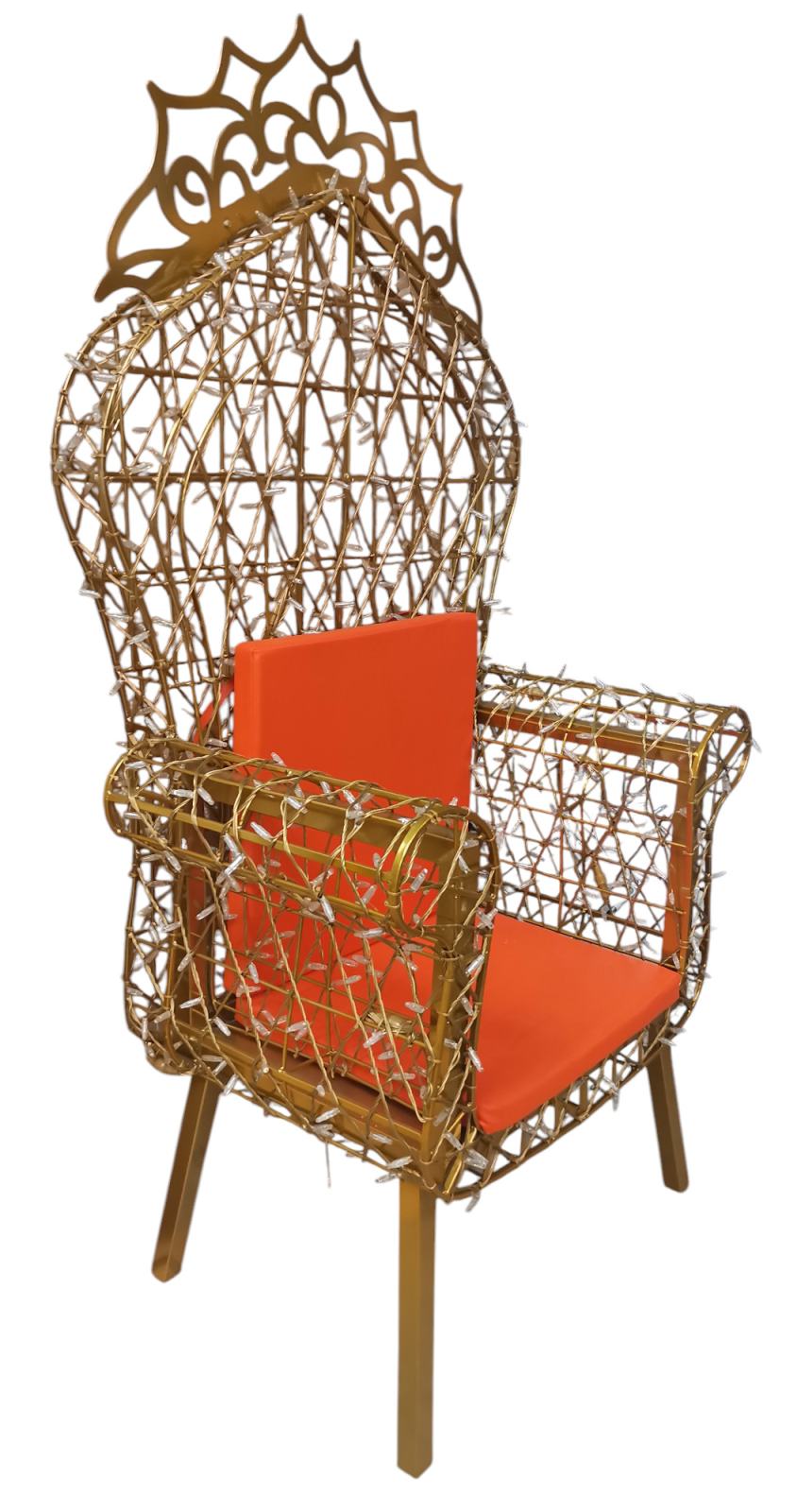 Goldener Leuchtsessel mit oranger Sitzfläche, beleuchtet mit kleinen Lichtern. Dekorative Sitzgelegenheit für Innenräume.