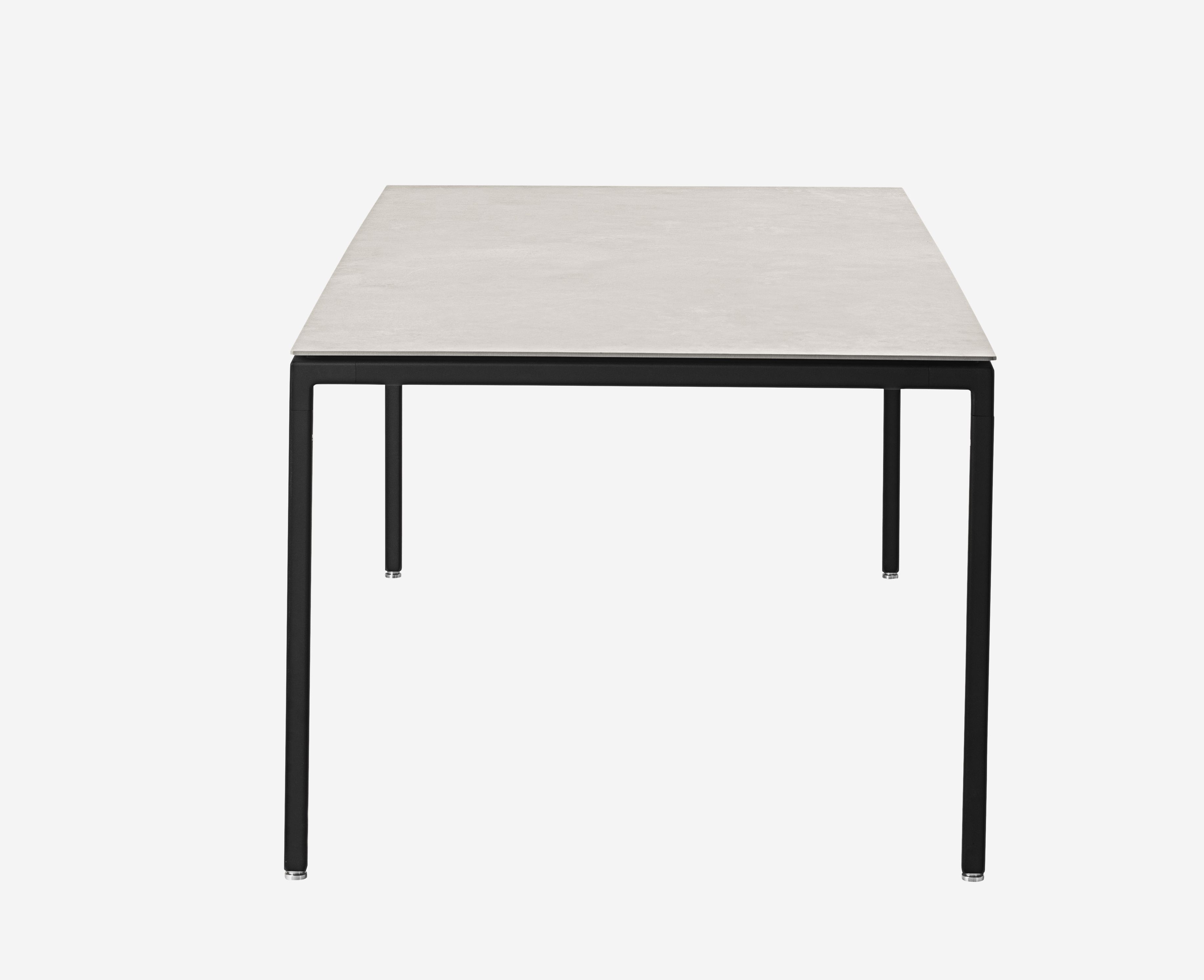 Vipp Tisch Medium mit heller Tischplatte und schwarzem Stahlgestell, modernes Design für Esszimmer und Küche.