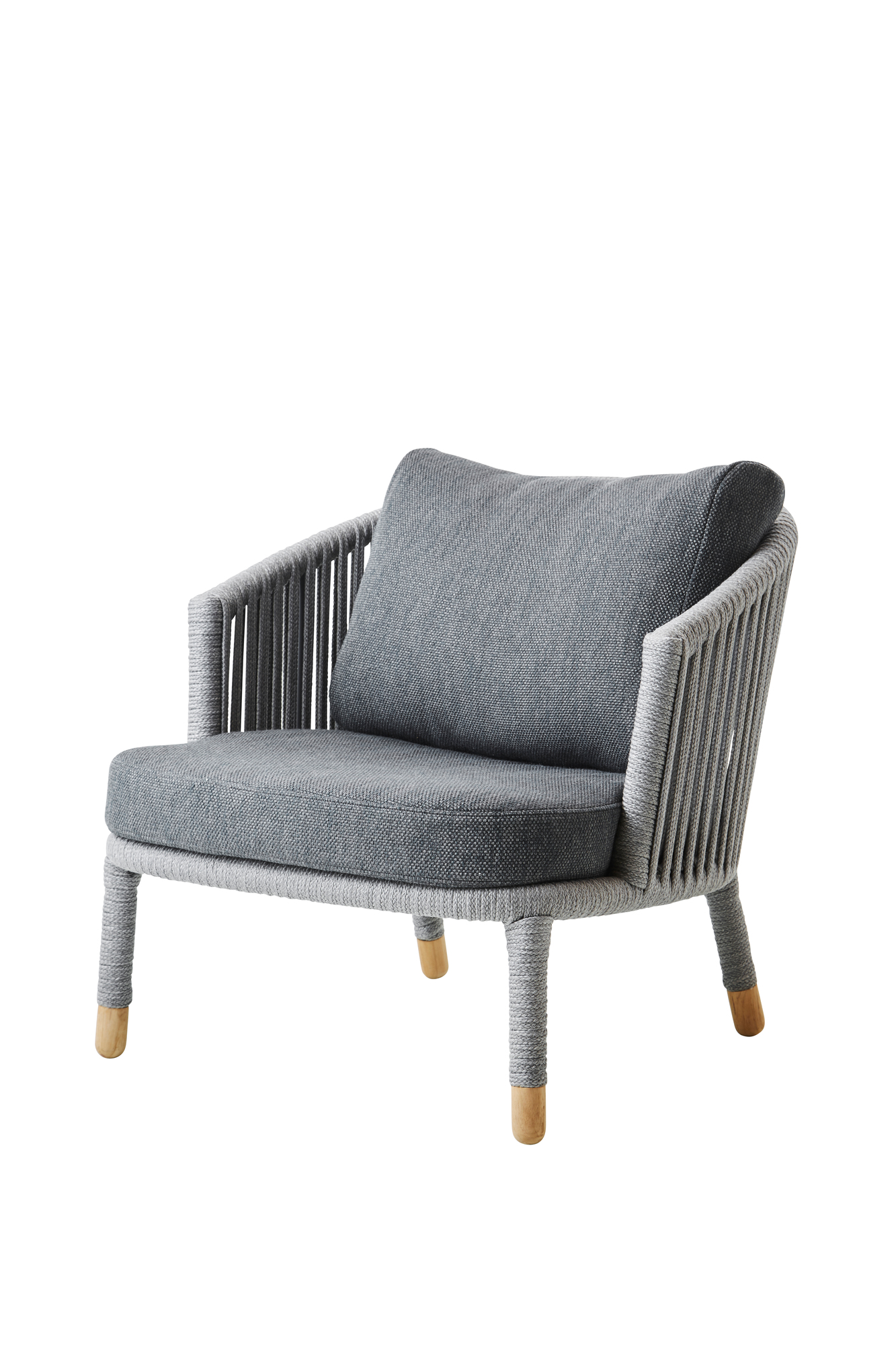 Grauer Cane-Line Lounge Sessel für den Außenbereich mit Seilgeflecht und Kissen.