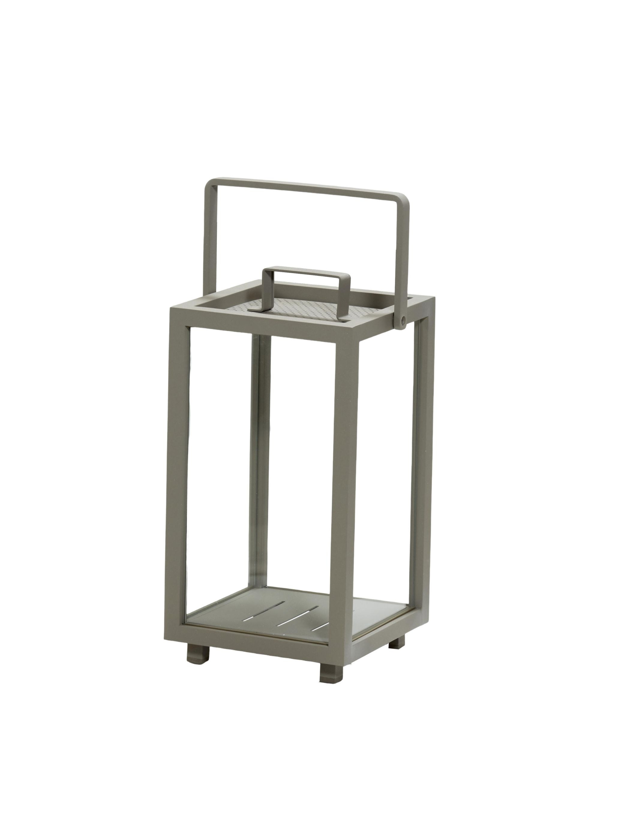 Kleine taupefarbene Lighthouse Laterne von Cane-Line aus Aluminium mit Tragegriff und Glaswänden.