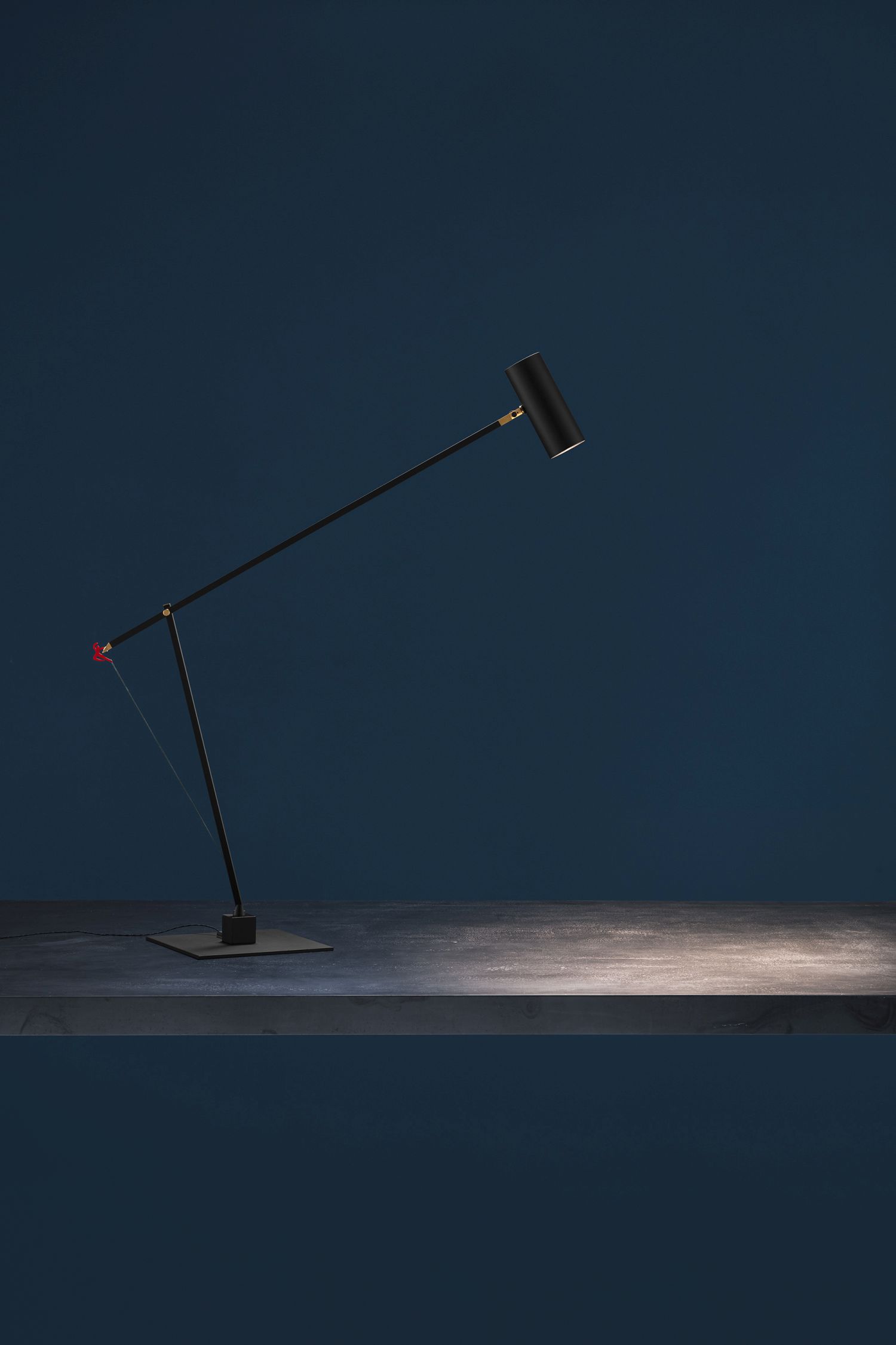 Schwarze Ettorino Tischleuchte von Catellani & Smith, modernes Design, indirektes Licht, für Schreibtisch oder Nachttisch.